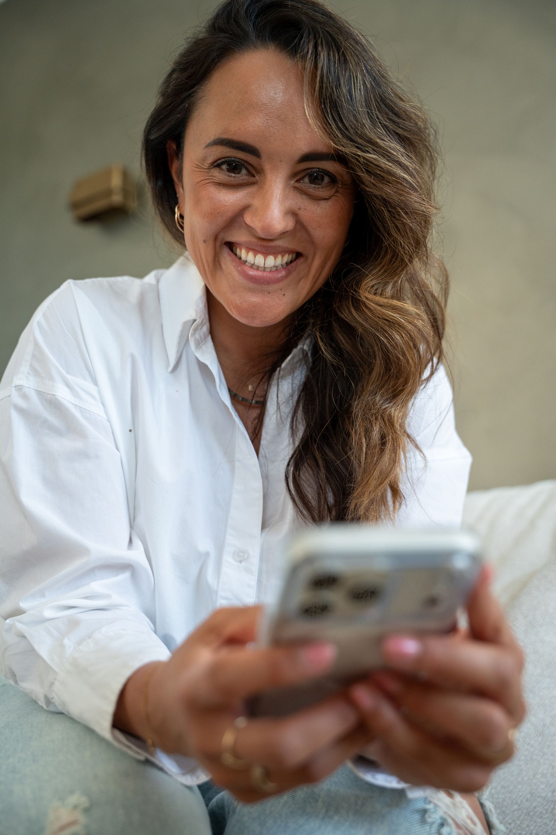Romy Bitter lacht met haar telefoon in de hand