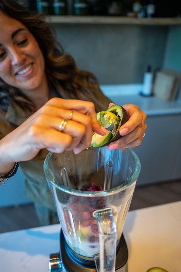 Romy maakt een smoothie in de keuken