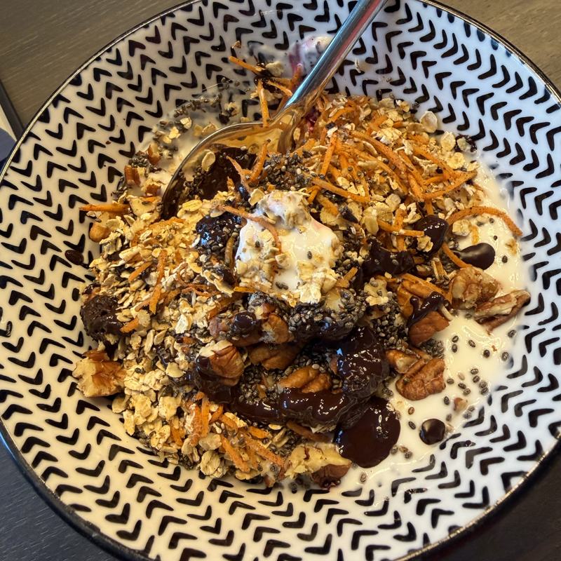 Yoghurt bowl with granola and toppings