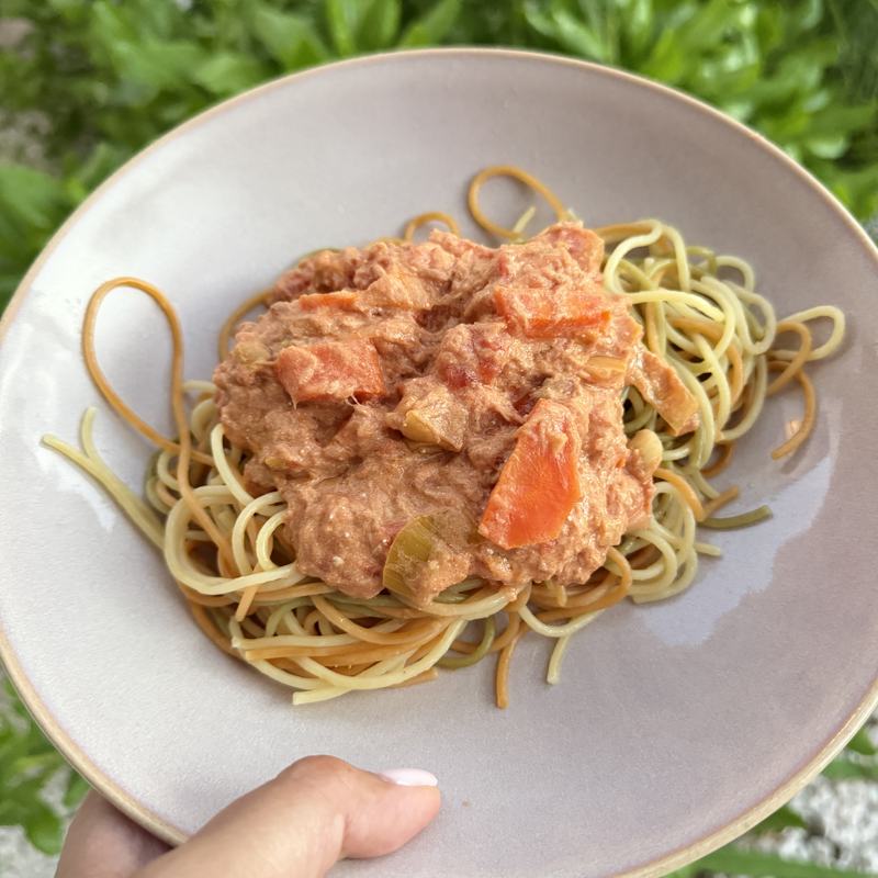 Spaghetti with tomato sauce and vegetables
