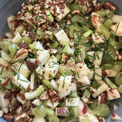 Salade met appel, druiven, bleekselderij, pecannoten en bieslook