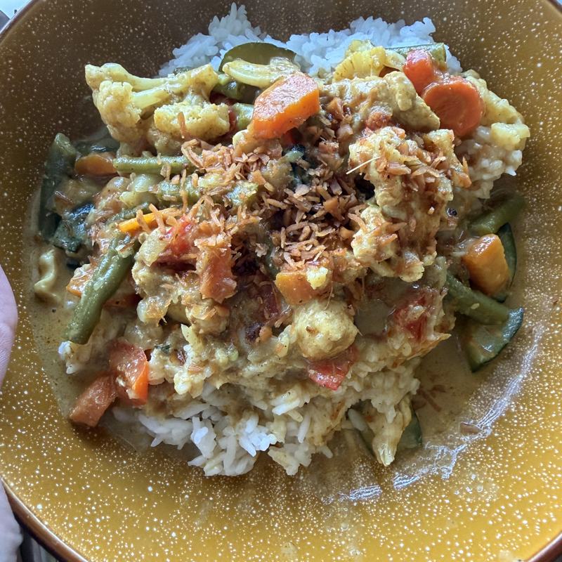 Indonesian vegetable curry with rice and crispy fried onions